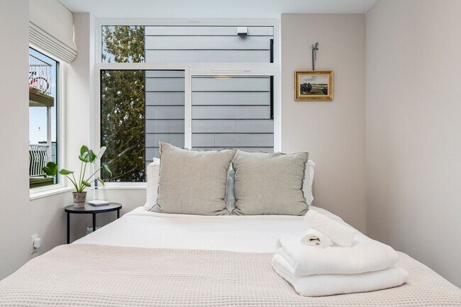 Building Photo - 1002 Boylston Ave E