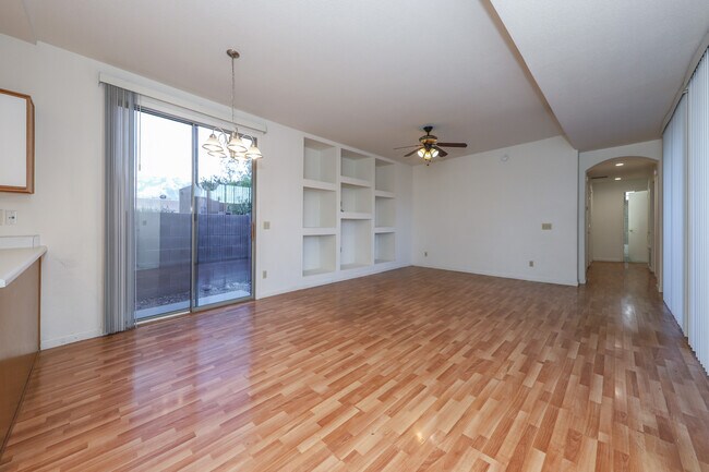 Building Photo - 2927 N Cardell Cir