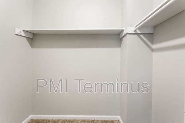 Building Photo - 5005 Hawthorne Ct