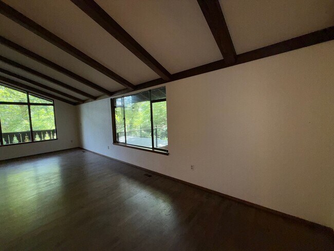 Building Photo - 3 Bed 2.5 Bath in the Heart of Bellevue
