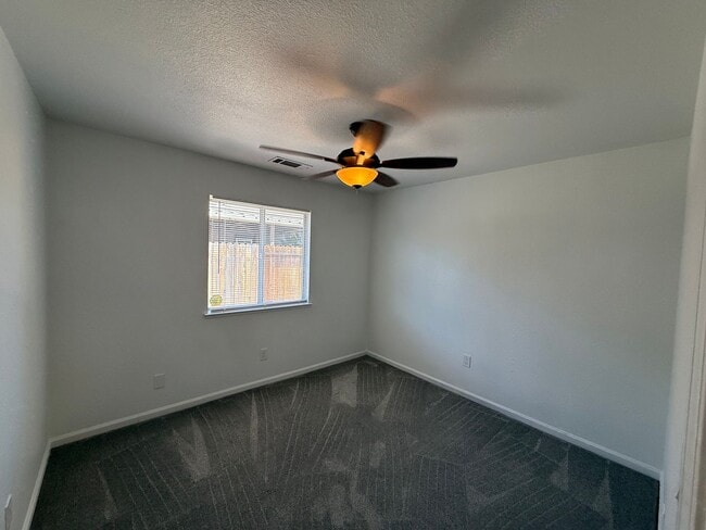 Building Photo - 4-bedroom Single Story home in Ripon!