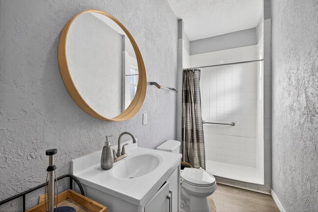 Building Photo - Updated Tampa Home – Prime Central Location 4 Beds - 2 Baths!