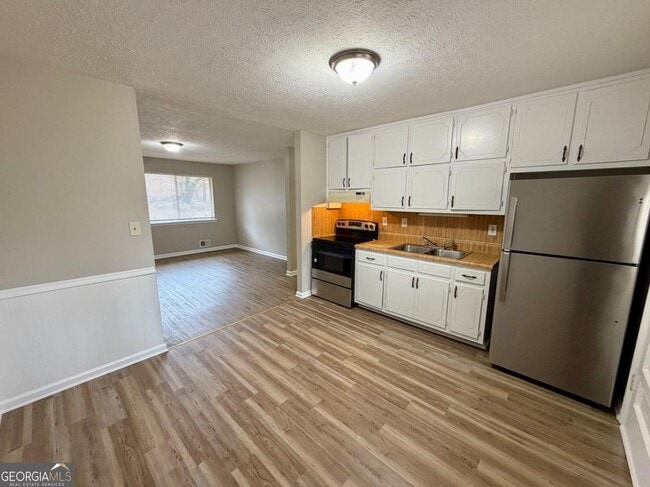 Building Photo - 816 Jesters Lake Dr