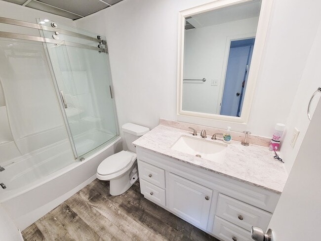 Building Photo - Spacious one of a kind 2 bedroom 2 bath condo in excellent condition. Entire condo has been paint...