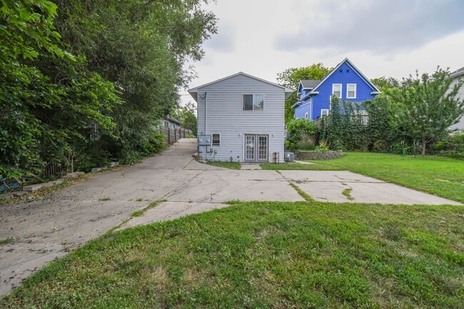 Building Photo - 1115 N Duluth Ave