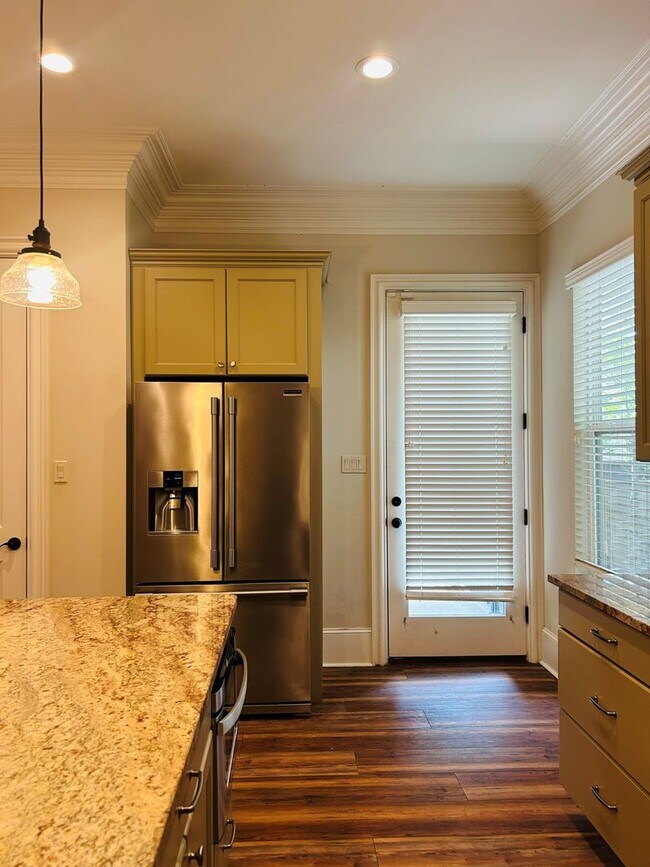 Building Photo - 220 Labarre Dr