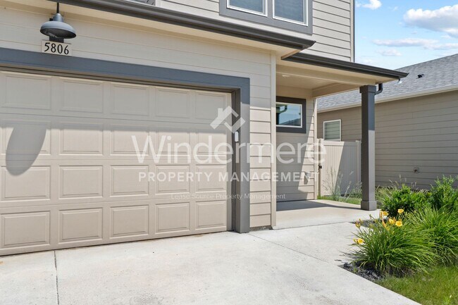 Building Photo - ** MOVE IN SPECIAL ** 1/2 OFF 1ST FULL MON...