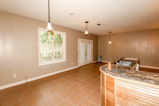 Building Photo - Beautiful 3 bedroom, 3 bath,  mother-in-law sweet with full kitchen in lower level.