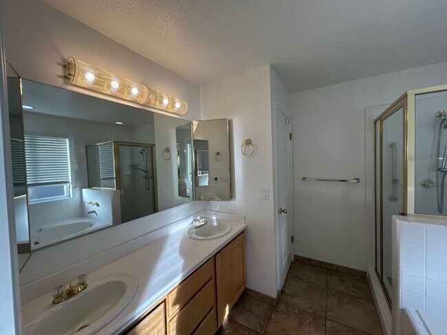 Building Photo - 3 Bedroom 2 Bathroom Condo in West Jordan by the new Temple!