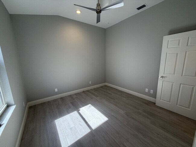 Building Photo - ANNUAL RENTAL - 3 BED / 2 BATH POOL HOME IN AUTUMN WOODS