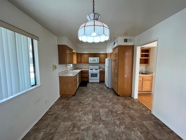Building Photo - Northridge 3+2.5 in gated community w/pool...