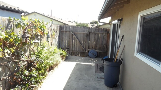Building Photo - Nicely Updated 1 Bedroom 1 Bathroom, Coco ...