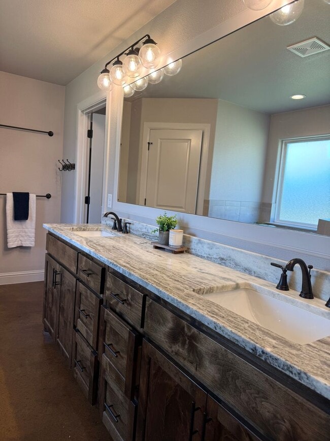 Building Photo - HORSE PROPERTY 4/2/2 + 4 acres in Peaster ...