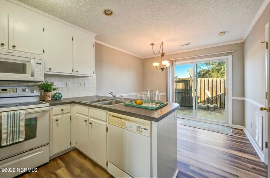 Building Photo - 2375 Vineyard Dr