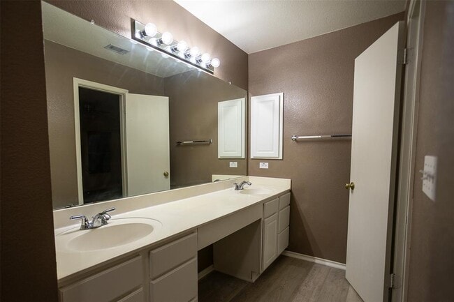 Building Photo - 2214 Milan Dr