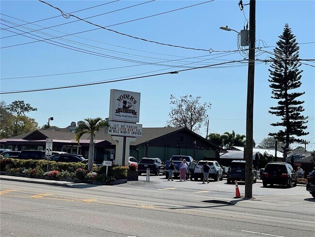 Building Photo - 828 S Tuttle Ave