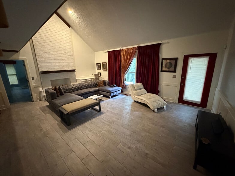 Building Photo - Room in House on Lilburn Stone Mountain Rd