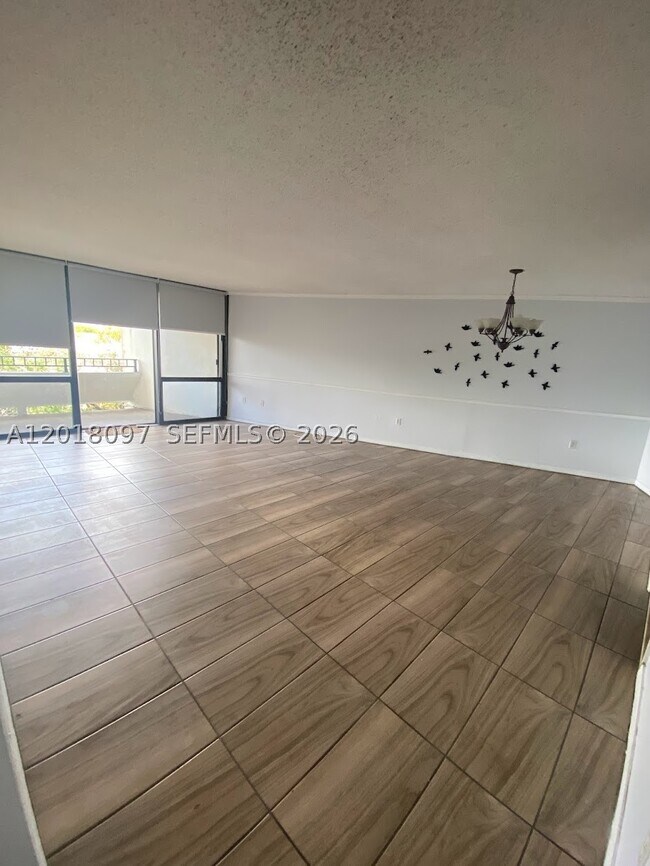 Building Photo - 13951 Kendale Lakes Dr