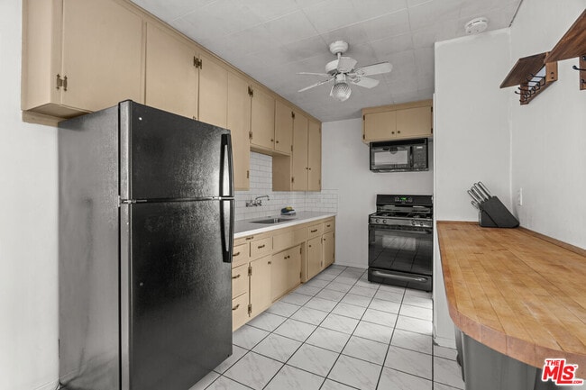 Building Photo - 2421 Cloy Ave