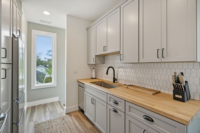 Building Photo - Furnished short term rental home with all utilities included