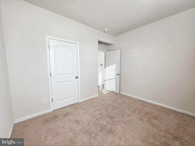 Building Photo - 374 Robbins Farm Rd