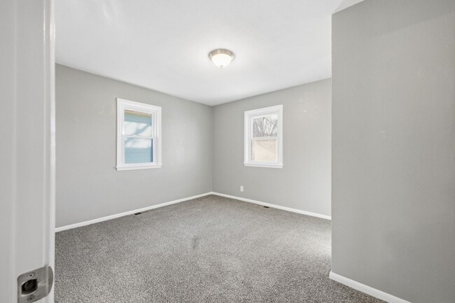 Building Photo - Move-In Ready 2 Bedroom Home with Basement Garage