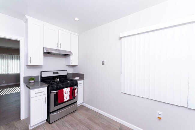 Building Photo - 2-bedroom/1-bathroom Apartment Available!!!