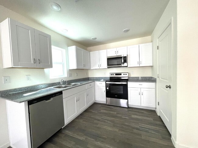 Building Photo - $1,675 rent - Home in gated community with...