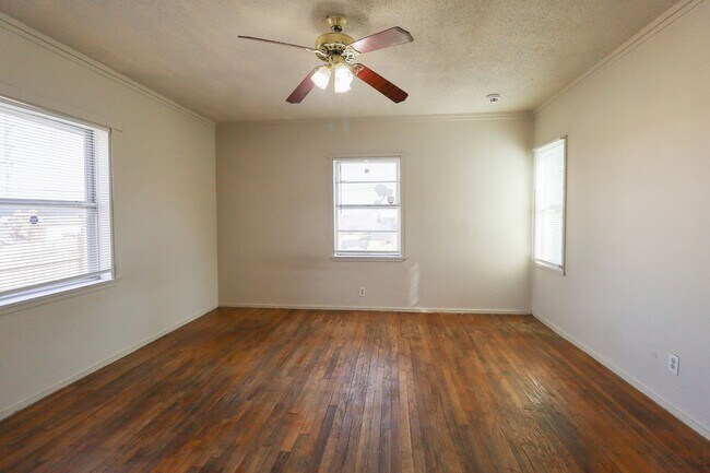 Building Photo - 1 Bed 1 Bath Duplex - Move-in Ready! Accepting Section 8