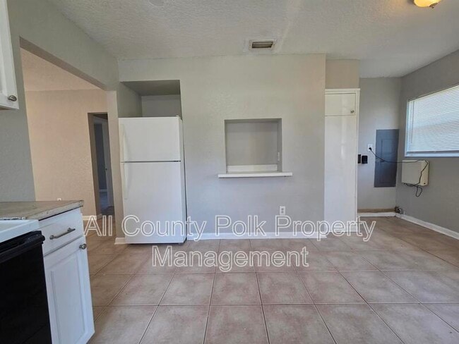 Building Photo - 4344 Hedge Dr E