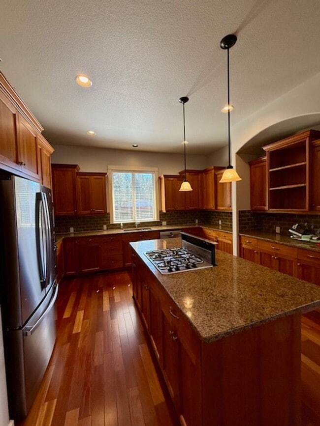 Building Photo - Stunning 4-Bedroom Aspen Rim Home in Bend!