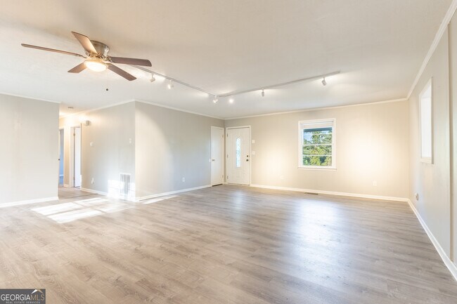 Building Photo - 2290 Pinetree Ln NE
