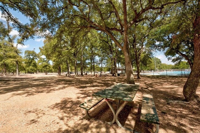 Building Photo - 1809 Forestglade Dr