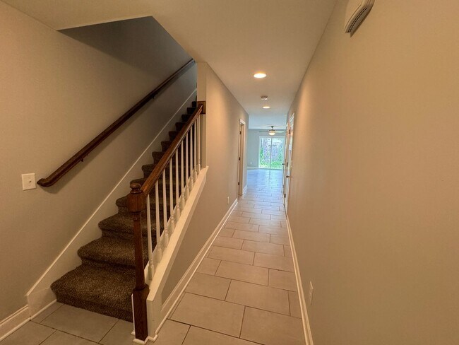 Building Photo - 3 Bedroom, 2.5 bath townhome in the heart of Columbia!