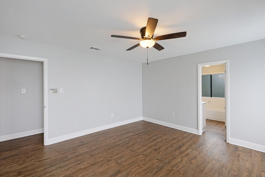 Master Bedroom - 811 N Lake Verret Ct
