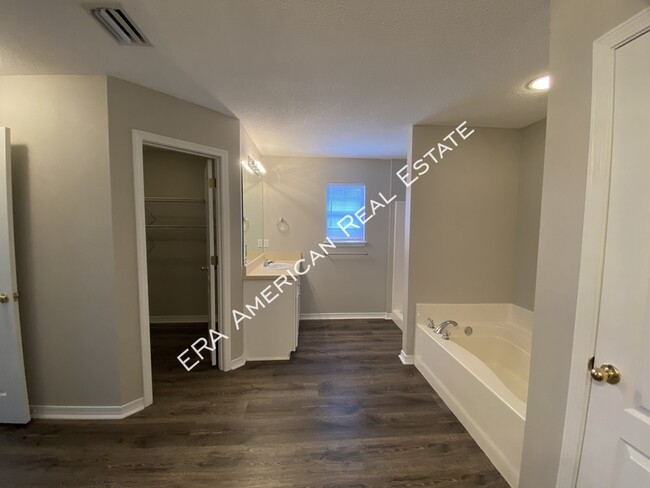 Building Photo - 2110 Bahama Dr