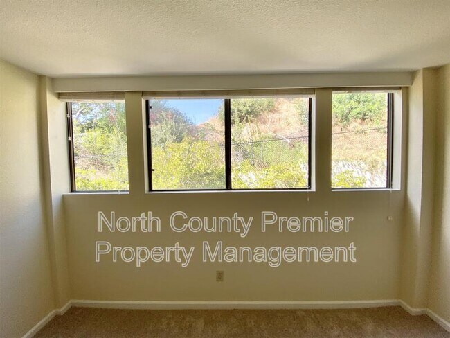 Building Photo - 2420 Torrey Pines Rd