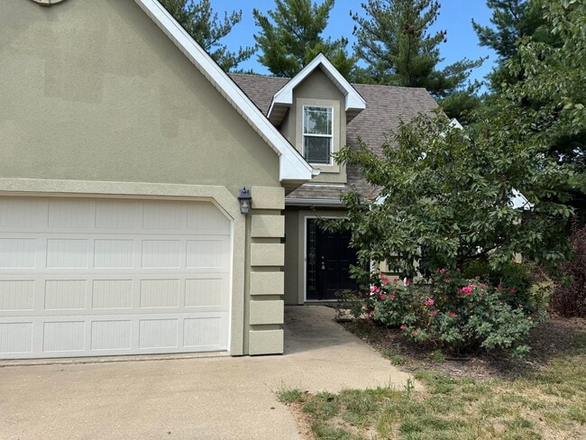 Building Photo - 405 S Village Cir