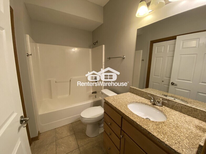 Building Photo - 2000 Meadow Ct