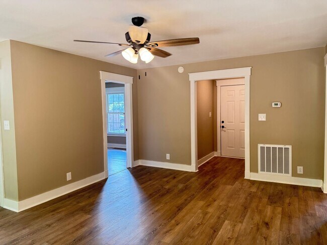 Building Photo - Great Location! 3Bd/2Ba Remodeled Home on ...