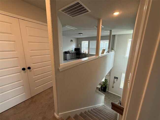 Building Photo - 5621 Hyde Park Dr