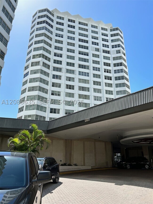 Building Photo - 905 Brickell Bay Dr