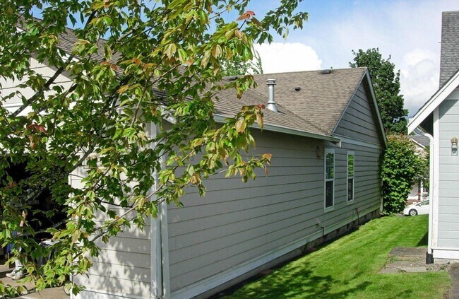 Building Photo - 6179 Lincoln Dr