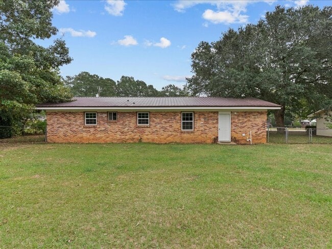 Building Photo - 302 Cedar Dr