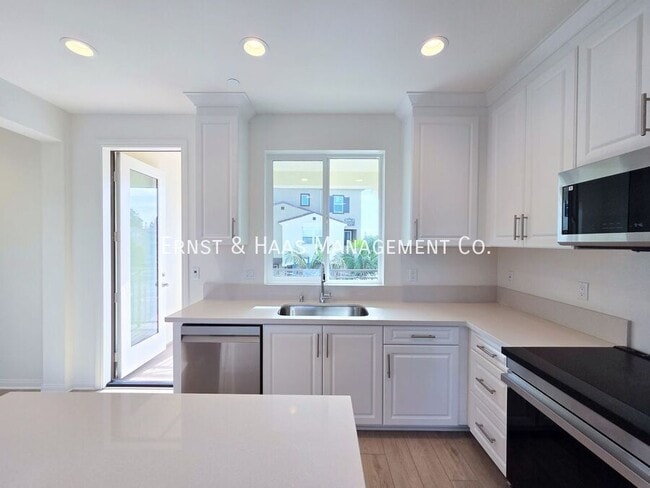 Building Photo - 2420 E Lincoln Ave