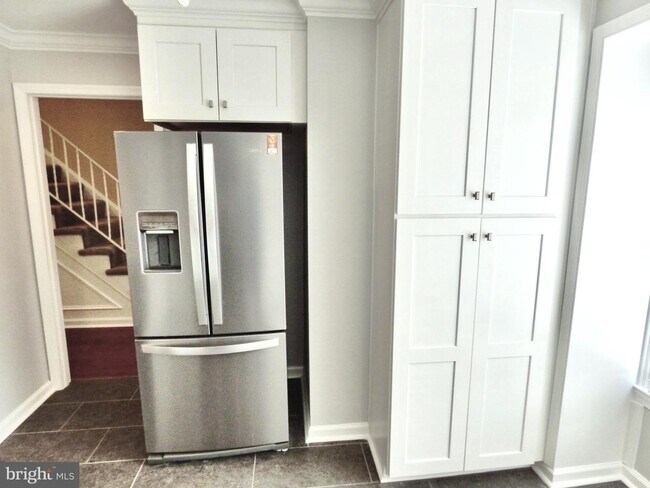 Building Photo - 416 Center St S