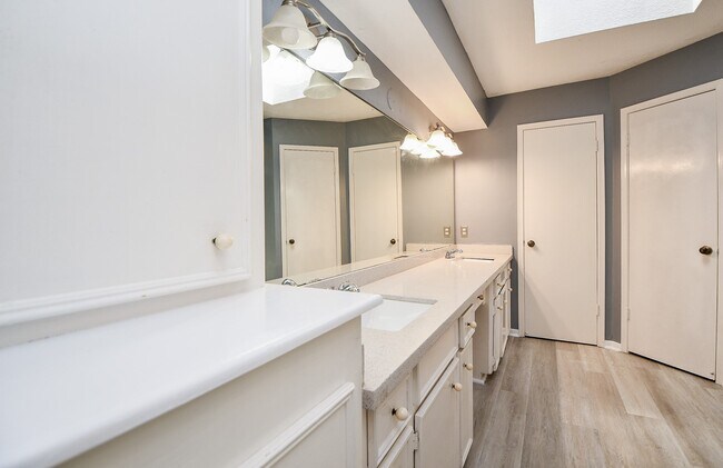 Building Photo - 12015 Osage Park Dr