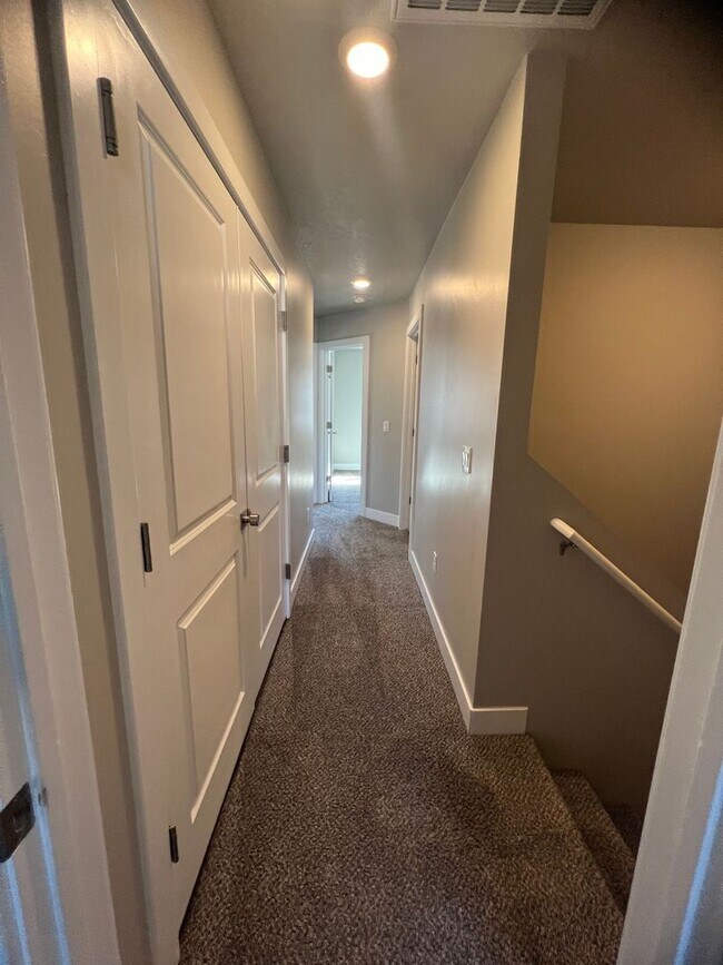 Building Photo - PRICE DROP!!!! 3 Bed/2 Bath Townhome Available NOW!!