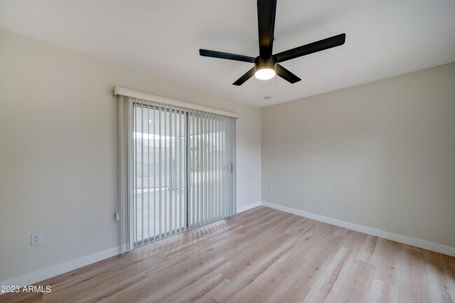 Building Photo - 10144 W Cheryl Dr