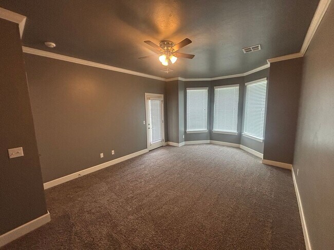 Building Photo - Beautiful 4 bed, 2 bath WITH an Office and STORM SHELTER